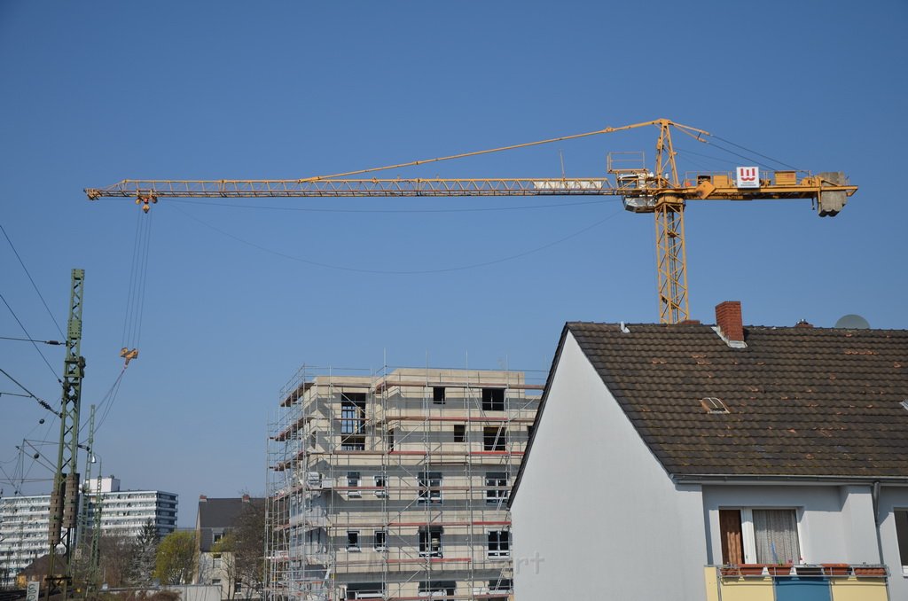 Einsatz BF Koeln Kran beruehrt Oberleitung DB Koeln Gremberg Taunusstr P037.JPG